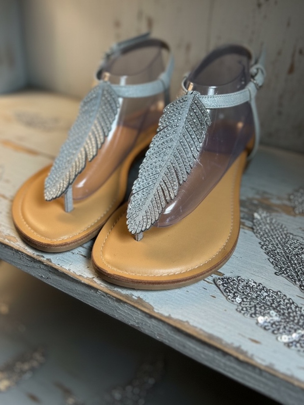 Carlos by Carlos Santana Tandy Metallic Feather Thong Sandals. 
Women’s 5.5
NWT